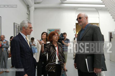 VENEZIA8/06/05 - 51 ESPOSIZIONE INTERNAZIONALE DARTE - IL PRESIDENTE DELLA BIENNALE DAVIDE CROFF LE CURATRICI DELLA BIENNALE DARTE, ROSA MARTINEZ E MARIA DE CORRAL E IL DIRETTORE DEI MUSEI GUGGENHEIM THOMAS KRENS ©Graziano Arici/Rosebud2
