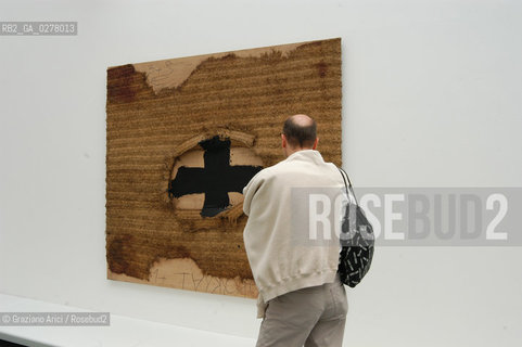 VENEZIA8/06/05 - 51 ESPOSIZIONE INTERNAZIONALE DARTE -  LA SALA  DI ANTONI TAPIES ©Graziano Arici/Rosebud2