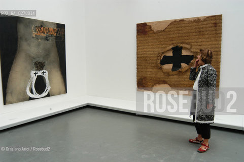 VENEZIA8/06/05 - 51 ESPOSIZIONE INTERNAZIONALE DARTE -  LA SALA  DI ANTONI TAPIES ©Graziano Arici/Rosebud2