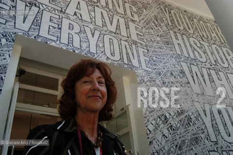 VENEZIA8/06/05 - 51 ESPOSIZIONE INTERNAZIONALE DARTE -  LA CURATRICE DELLA BIENNALE ARTI VISIVE MARIA DE CORRAL DAVANTI ALLINSTALLAZIONE DI BARBARA KRUGER ©Graziano Arici/Rosebud2
