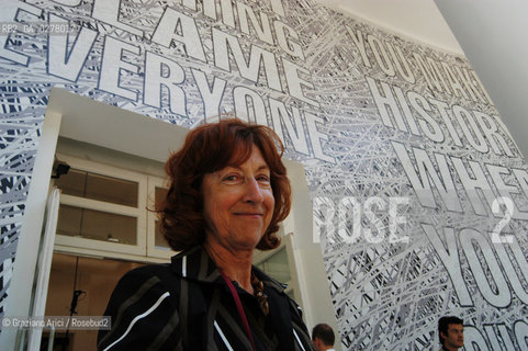 VENEZIA8/06/05 - 51 ESPOSIZIONE INTERNAZIONALE DARTE -  LA CURATRICE DELLA BIENNALE ARTI VISIVE MARIA DE CORRAL DAVANTI ALLINSTALLAZIONE DI BARBARA KRUGER ©Graziano Arici/Rosebud2