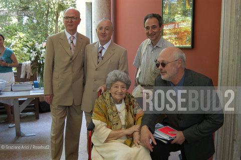 VENEZIA8/06/05 - 51 ESPOSIZIONE INTERNAZIONALE DARTE -  PADIGLIONE DELLA GRAN BRETAGNA: GLI ARTISTI GILBERT AND GEORGE CON LA GALLERISTA ILEANA SONNABEND, ANTONIO HOMEM E THOMAS KRENS DIRETTORE DEI MUSEI GUGGENHEIM ©Graziano Arici/Rosebud2