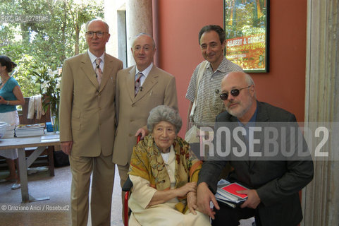 VENEZIA8/06/05 - 51 ESPOSIZIONE INTERNAZIONALE DARTE -  PADIGLIONE DELLA GRAN BRETAGNA: GLI ARTISTI GILBERT AND GEORGE CON LA GALLERISTA ILEANA SONNABEND, ANTONIO HOMEM E THOMAS KRENS DIRETTORE DEI MUSEI GUGGENHEIM ©Graziano Arici/Rosebud2