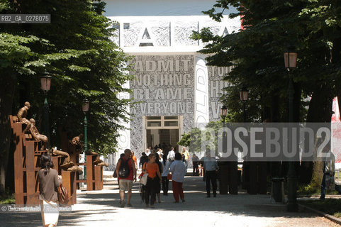 VENEZIA8/06/05 - 51 ESPOSIZIONE INTERNAZIONALE DARTE - IL PADIGLIONE ITALIA CON LNSTALLAZIONE DI BARBARA KRUGER © GRAZIANO ARICI BIENNALE GIARDINI ©Graziano Arici/Rosebud2