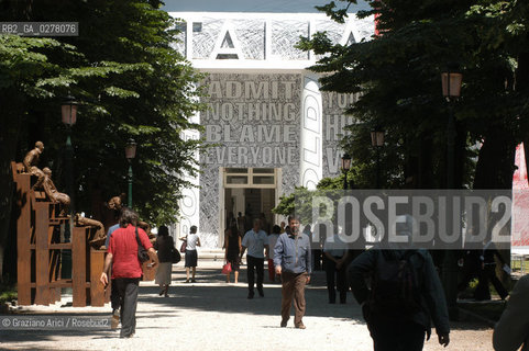 VENEZIA8/06/05 - 51 ESPOSIZIONE INTERNAZIONALE DARTE - IL PADIGLIONE ITALIA CON LNSTALLAZIONE DI BARBARA KRUGER © GRAZIANO ARICI BIENNALE GIARDINI ©Graziano Arici/Rosebud2