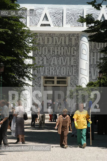 VENEZIA8/06/05 - 51 ESPOSIZIONE INTERNAZIONALE DARTE - IL PADIGLIONE ITALIA CON LNSTALLAZIONE DI BARBARA KRUGER © GRAZIANO ARICI BIENNALE GIARDINI ©Graziano Arici/Rosebud2