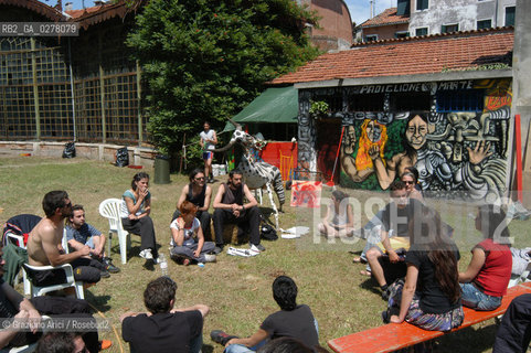 VENEZIA 8/06/05 - IL MARS PAVILION OCCUPATO DAI GIOVANI NO GLOBAL © GRAZIANO ARICI BIENNALE GIARDINI ©Graziano Arici/Rosebud2