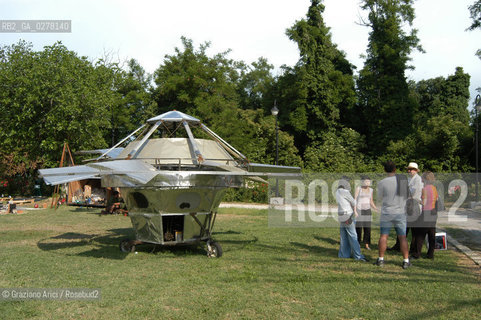 VENEZIA 8/06/05 - 51 ESPOSIZIONE INTERNAZIONALE DARTE - LARSENALE: PADIGLIONE DELLA REPUBBLICA POPOLARE CINESE: INSTALLAZIONE DEGLI ARTISTI  PENGYU E SUNYUAN : UFO  ©Graziano Arici/Rosebud2