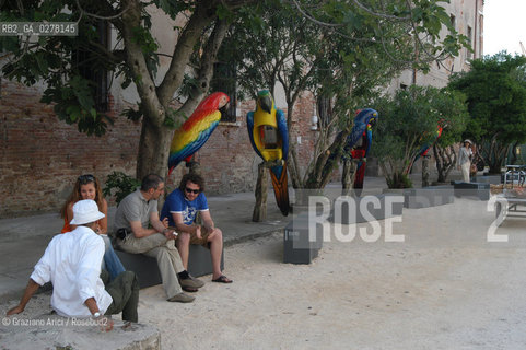 VENEZIA 8/06/05 - 51 ESPOSIZIONE INTERNAZIONALE DARTE - LARSENALE: CABINE TELEFONICHE A FORMA DI PAPPAGALLO ©Graziano Arici/Rosebud2