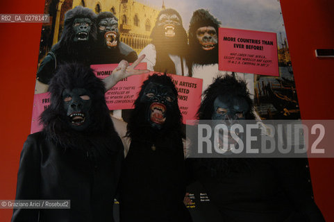 VENEZIA 8/06/05 - 51 ESPOSIZIONE INTERNAZIONALE DARTE - LARSENALE: PERFORMANCE DEL GRUPPO DELLE GUERILLA GIRLS  ©Graziano Arici/Rosebud2