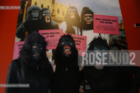 VENEZIA 8/06/05 - 51 ESPOSIZIONE INTERNAZIONALE DARTE - LARSENALE: PERFORMANCE DEL GRUPPO DELLE GUERILLA GIRLS  ©Graziano Arici/Rosebud2