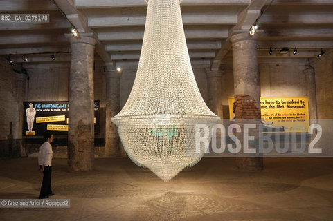 VENEZIA 9/06/05 - 51 ESPOSIZIONE INTERNAZIONALE DARTE - LARSENALE: THE INSTALLATION OF THE ARTIST JOANA VASCONCELOS : THE BRIDE © GRAZIANO ARICI BIENNALE ©Graziano Arici/Rosebud2
