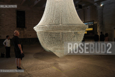 VENEZIA 9/06/05 - 51 ESPOSIZIONE INTERNAZIONALE DARTE - LARSENALE: THE INSTALLATION OF THE ARTIST JOANA VASCONCELOS : THE BRIDE © GRAZIANO ARICI BIENNALE ©Graziano Arici/Rosebud2