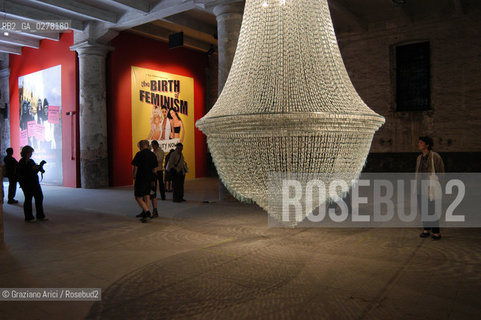 VENEZIA 9/06/05 - 51 ESPOSIZIONE INTERNAZIONALE DARTE - LARSENALE: THE INSTALLATION OF THE ARTIST JOANA VASCONCELOS : THE BRIDE © GRAZIANO ARICI BIENNALE ©Graziano Arici/Rosebud2