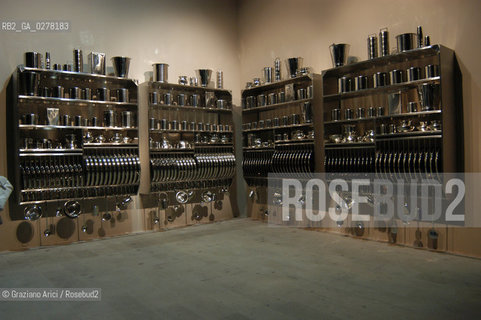 VENEZIA 9/06/05 - 51 ESPOSIZIONE INTERNAZIONALE DARTE - LARSENALE: THE INSTALLATION OF THE ARTIST SUBODT GUPTA : CURRY © GRAZIANO ARICI BIENNALE ©Graziano Arici/Rosebud2