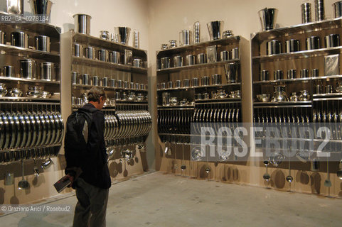 VENEZIA 9/06/05 - 51 ESPOSIZIONE INTERNAZIONALE DARTE - LARSENALE: THE INSTALLATION OF THE ARTIST SUBODT GUPTA : CURRY © GRAZIANO ARICI BIENNALE ©Graziano Arici/Rosebud2