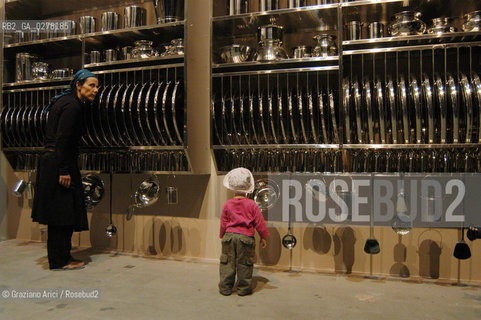 VENEZIA 9/06/05 - 51 ESPOSIZIONE INTERNAZIONALE DARTE - LARSENALE: THE INSTALLATION OF THE ARTIST SUBODT GUPTA : CURRY © GRAZIANO ARICI BIENNALE ©Graziano Arici/Rosebud2