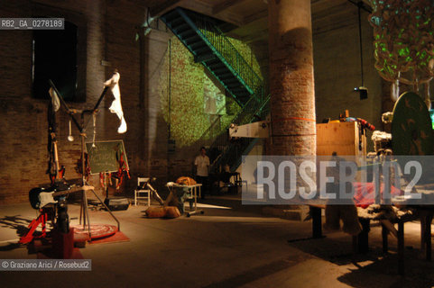 VENEZIA 8/06/05 - 51 ESPOSIZIONE INTERNAZIONALE DARTE - LARSENALE: THE ISTALLATION OF THE ARTIST JOHN BOCK : ZERO HERO ©Graziano Arici/Rosebud2