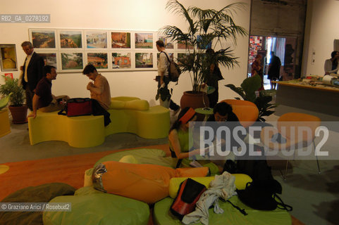 VENEZIA 8/06/05 - 51 ESPOSIZIONE INTERNAZIONALE DARTE - LARSENALE: THE INSTALLATION OF THE ARTIST SERGIO VEGA: PARADISE IN THE NEW WORD  ©Graziano Arici/Rosebud2