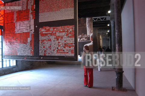 VENEZIA 8/06/05 - 51 ESPOSIZIONE INTERNAZIONALE DARTE - LARSENALE: THE INSTALLATION OF THE ARTIST MARIKO MORI: WAVE UFO  ©Graziano Arici/Rosebud2