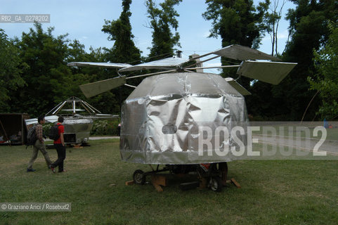 VENEZIA 9/06/05 - 51 ESPOSIZIONE INTERNAZIONALE DARTE - LARSENALE: PADIGLIONE DELLA REPUBBLICA POPOLARE CINESE - CHINESE PAVILLON: THE INSTALLATION OF THE ARTISTS PENGYU AND SUNYUAN : UFO  ©Graziano Arici/Rosebud2