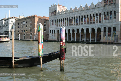 VENEZIA 10/06/05 - 51 ESPOSIZIONE INTERNAZIONALE DARTE - ALLESTIMENTI IN GIRO PER LA CITTA © GRAZIANO ARICI BIENNALE VAPORETTO CANAL GRANDE ©Graziano Arici/Rosebud2