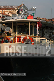 VENEZIA 10/06/05 - 51 ESPOSIZIONE INTERNAZIONALE DARTE - ALLESTIMENTI IN GIRO PER LA CITTA © GRAZIANO ARICI BIENNALE VAPORETTO CANAL GRANDE ©Graziano Arici/Rosebud2