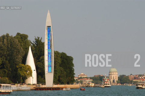 VENEZIA8/06/05 - 51 ESPOSIZIONE INTERNAZIONALE DARTE - WORK OF THE ARTIST FABRIZIO PLESSI : MARE VERTICALE  © GRAZIANO ARICI BIENNALE ©Graziano Arici/Rosebud2