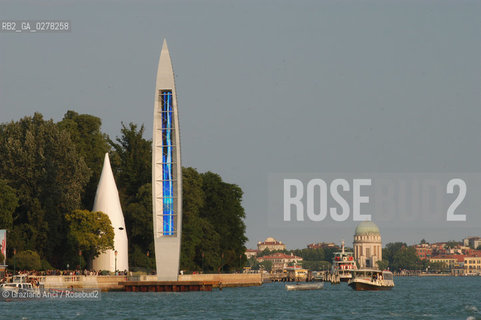 VENEZIA8/06/05 - 51 ESPOSIZIONE INTERNAZIONALE DARTE - WORK OF THE ARTIST FABRIZIO PLESSI : MARE VERTICALE  © GRAZIANO ARICI BIENNALE ©Graziano Arici/Rosebud2