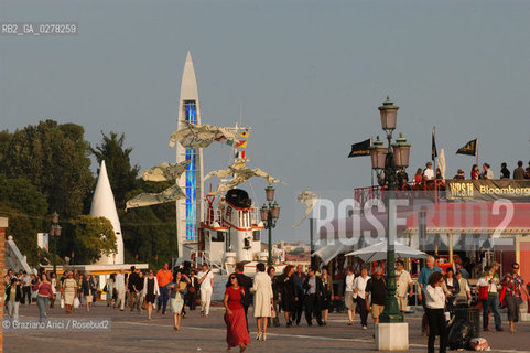 VENEZIA8/06/05 - 51 ESPOSIZIONE INTERNAZIONALE DARTE - WORK OF THE ARTIST FABRIZIO PLESSI : MARE VERTICALE  © GRAZIANO ARICI BIENNALE ©Graziano Arici/Rosebud2