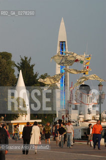 VENEZIA8/06/05 - 51 ESPOSIZIONE INTERNAZIONALE DARTE - WORK OF THE ARTIST FABRIZIO PLESSI : MARE VERTICALE  © GRAZIANO ARICI BIENNALE ©Graziano Arici/Rosebud2