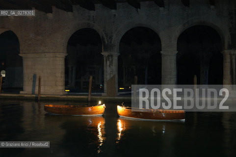 VENEZIA 8/06/05 - 51 ESPOSIZIONE INTERNAZIONALE DARTE - LARSENALE: THE INSTALLATION OF THE ARTIST LAURA BELEM: LOVERS ©Graziano Arici/Rosebud2