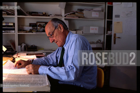 1997, Milan: italian journalist writer Guido Vergani in his studio ©Grazia Ippolito/Rosebud2