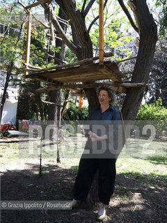 Orly Castel Bloom,israeli writer in  the garden of her house in Tel Aviv ©Grazia Ippolito/Rosebud2