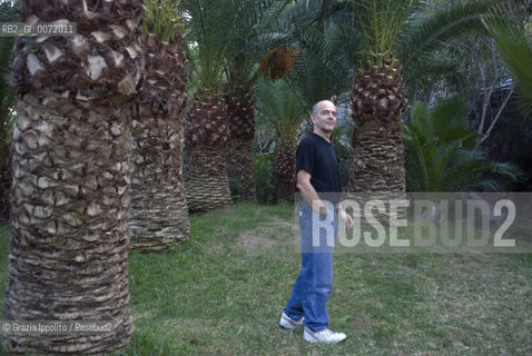 Andrej Longo, writer in a garden of Ischia, Naples, october 2008 ©Grazia Ippolito/Rosebud2