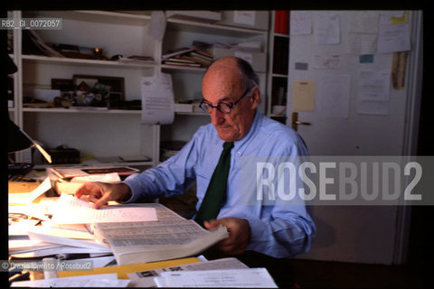 1997, Milan: italian journalist writer Guido Vergani in his studio ©Grazia Ippolito/Rosebud2