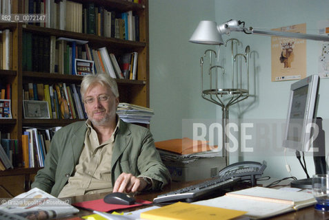 Italian literary critic Silvio Perrella,director of Premio Napoli, in his studio in Naples ©Grazia Ippolito/Rosebud2