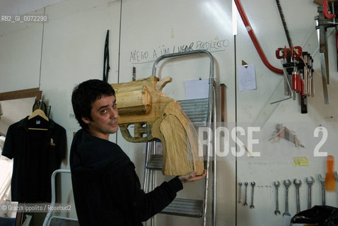 sculptor and painter Isaque Pinheiro in his studio in Porto, Portugal, 3/2008 ©Grazia Ippolito/Rosebud2