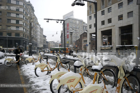 Milan,piazza S.Babila, after snow fall of 21/12/2009  Grazia Ippolito / Blackarchives ©Grazia Ippolito/Rosebud2