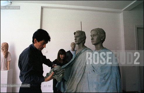 Italian sculptor Giuseppe Bergomi, working in his studio with his wife Alma ©Grazia Ippolito/Rosebud2