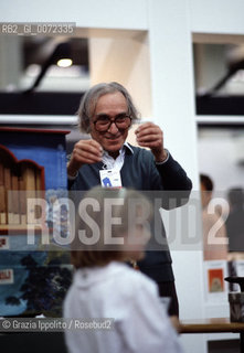 Italian poet Guido Ceronetti plays with puppets in Turins bookfair ©Grazia Ippolito/Rosebud2