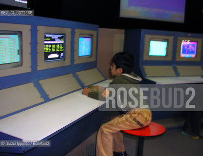 Industrial and Technological Museum in Bangalore, Karnataka, India, a boy is playing with a technologic game ©Grazia Ippolito/Rosebud2