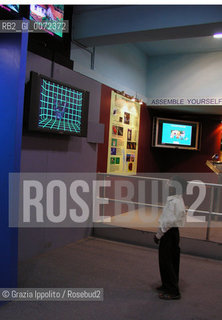 Industrial and Technological Museum in Bangalore, Karnataka, India, a boy is observing a  simulator ©Grazia Ippolito/Rosebud2