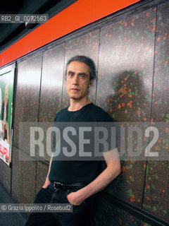 Vichi Marco, thriller writer, italian, in Milans tube 1 ©Grazia Ippolito/Rosebud2