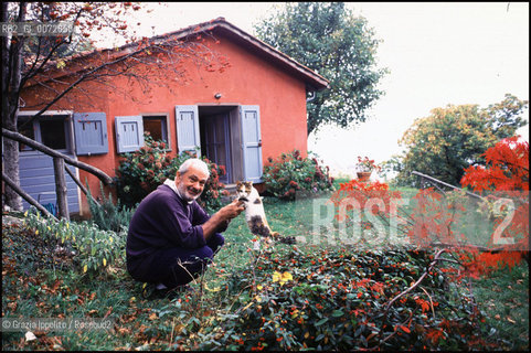 writer Tiziano Terzani in his country house in Orsigna, playing with cat ©Grazia Ippolito/Rosebud2