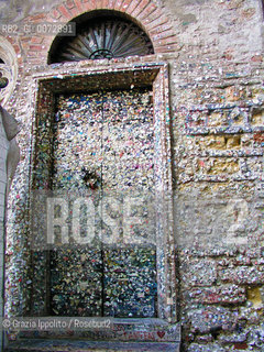 Giuliettas house in Verona, here Shakespeare set the protagonists house, people coming from every part of the world, live a message or a hope, ©Grazia Ippolito/Rosebud2