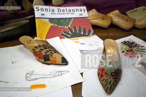 Shoemaker Daniela Ghezzo, created shoes with drawing copyed from Sonia Delaunays, for exhibition in Venice ©Grazia Ippolito/Rosebud2