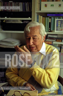 Writer Michele Prisco in his house in Naples with her daughter ©Grazia Ippolito/Rosebud2