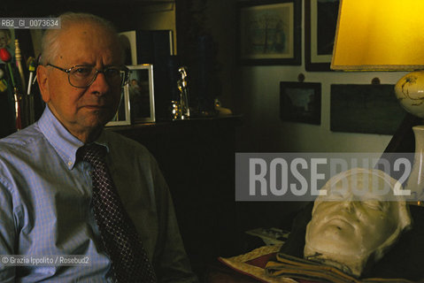 5 January 2000, Florence: Italian poet, art historian and literary critic Alessandro Parronchi in his house ©Grazia Ippolito/Rosebud2