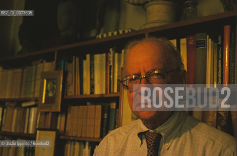 5 January 2000, Florence: Italian poet, art historian and literary critic Alessandro Parronchi in his house ©Grazia Ippolito/Rosebud2